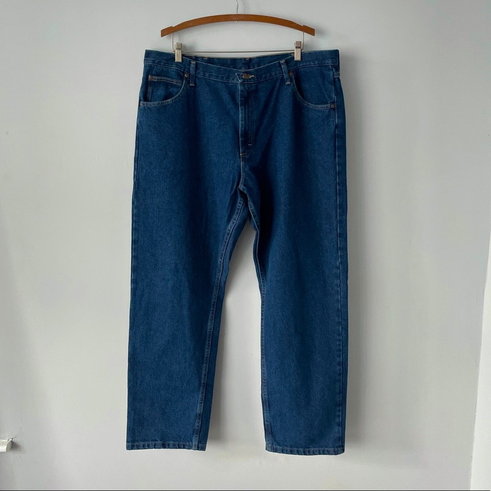 Wrangler Five Star Men’s Relaxed Fit Durable Medium Wash Blue Jeans